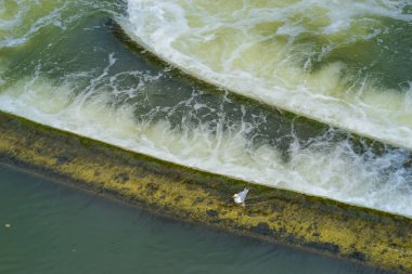 Pulteney Weir, Bath 'daki Avon Nehri' nde suyu kontrol etmek için nehir boyunca inşa edilen alçak bir bariyer..