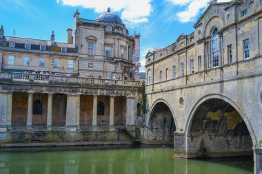 İngiltere, Bath, 26.05.2024: Pulteney Weir ve Pulteney köprüsünün manzarası, Avrupa 'da üzerinde binalar bulunan 4 köprüden oluşan bir ohn