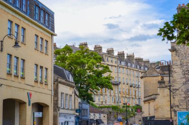 İngiltere, Bath, 26.05.2024: Bath 'ın ikonik mimarisi, yerel, altın renkli, Bath Stone' dan evler.