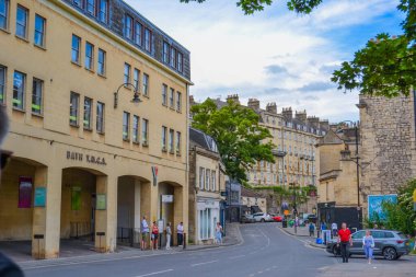 İngiltere, Bath, 26.05.2024: Bath 'ın ikonik mimarisi, yerel, altın renkli, Bath Stone' dan evler.