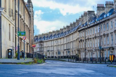 İngiltere, Bath, 26.05.2024: Bath 'ın ikonik mimarisi, yerel, altın renkli, Bath Stone' dan evler.
