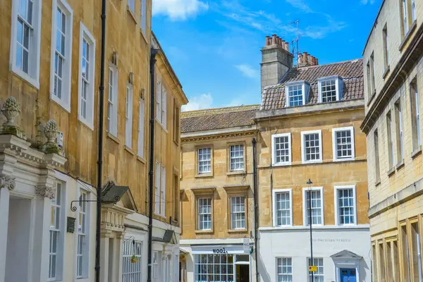 İngiltere, Bath, 26.05.2024: Bath 'ın ikonik mimarisi, yerel, altın renkli, Bath Stone' dan evler.
