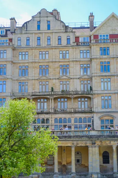 İngiltere, Bath, 26.05.2024: Bath 'ın ikonik mimarisi, yerel, altın renkli, Bath Stone' dan evler.