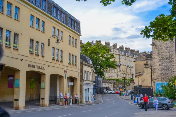 İngiltere, Bath, 26.05.2024: Bath 'ın ikonik mimarisi, yerel, altın renkli, Bath Stone' dan evler.