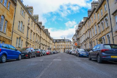 İngiltere, Bath, 26.05.2024: Bath 'ın ikonik mimarisi, yerel, altın renkli, Bath Stone' dan evler.