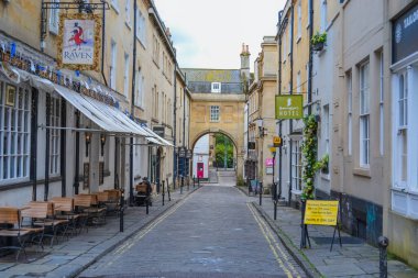 İngiltere, Bath, 26.05.2024: Bath 'ın ikonik mimarisi, yerel, altın renkli, Bath Stone' dan evler.