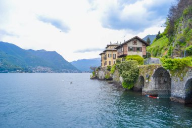İtalya, Como, 22.04.2024: Como Gölü 'nün kıyılarındaki Como şehri ve deniz kenarındaki toprak setinin manzarası