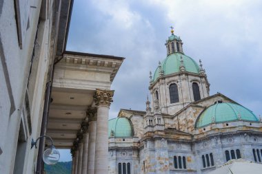 İtalya, Como, 24.04.2024: Aşağıdan Duomo di Como olarak da bilinen Santa Maria Assunta Katedrali