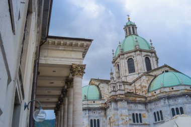 İtalya, Como, 24.04.2024: Aşağıdan Duomo di Como olarak da bilinen Santa Maria Assunta Katedrali