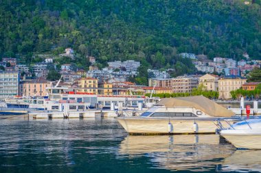 İtalya, Como, 22.04.2024: Como limanının yatlı görüntüsü