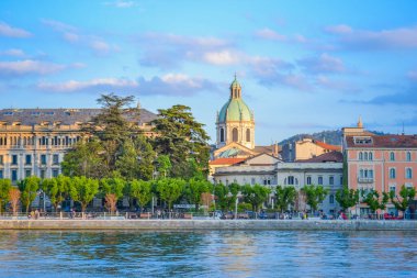 İtalya, Como, 22.04.2024: Como limanının yatlı görüntüsü