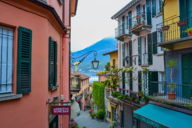 İtalya, Bellagio, 22.03.2024: Renkli dar sokaklar ve göl manzaralı Bellagio kasabası