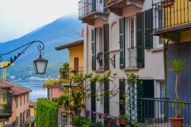 İtalya, Bellagio, 22.03.2024: Renkli dar sokaklar ve göl manzaralı Bellagio kasabası