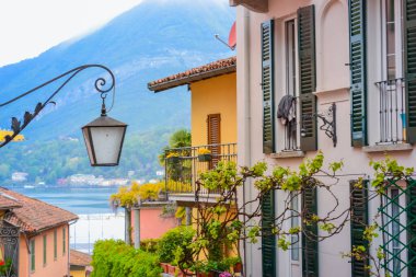 İtalya, Bellagio, 22.03.2024: Renkli dar sokaklar ve göl manzaralı Bellagio kasabası