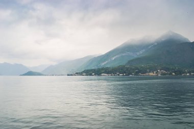 İtalya, Como, 22.04.2024: Como Gölü manzaralı göl yüzeyi ve görkemli dağlar