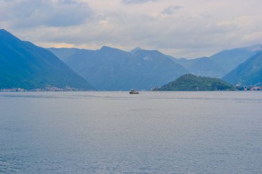 İtalya, Como, 22.04.2024: Como Gölü manzaralı göl yüzeyi ve görkemli dağlar