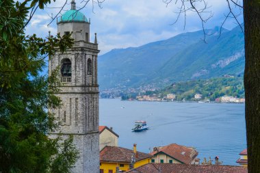 İtalya, Bellagio, 22.03.2024: St. Giacomo Bazilikası 'nın bir dağ manzarası ve Como Gölü' nün zeminine karşı manzarası