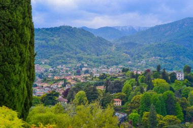 Como Gölü manzarası, göl yüzeyi ve görkemli dağlar.