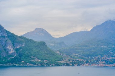 Como Gölü manzarası, göl yüzeyi ve görkemli dağlar.
