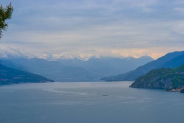 Como Gölü manzarası, göl yüzeyi ve görkemli dağlar.