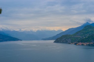 Como Gölü manzarası, göl yüzeyi ve görkemli dağlar.
