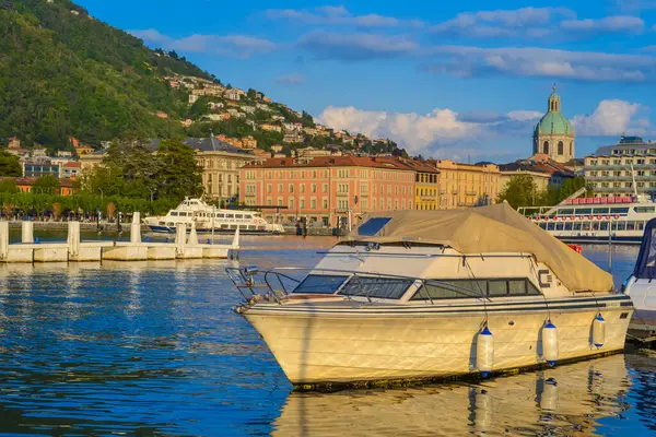 İtalya, Como, 22.04.2024: Como limanının yatlı görüntüsü