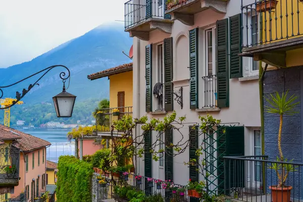 İtalya, Bellagio, 22.03.2024: Renkli dar sokaklar ve göl manzaralı Bellagio kasabası