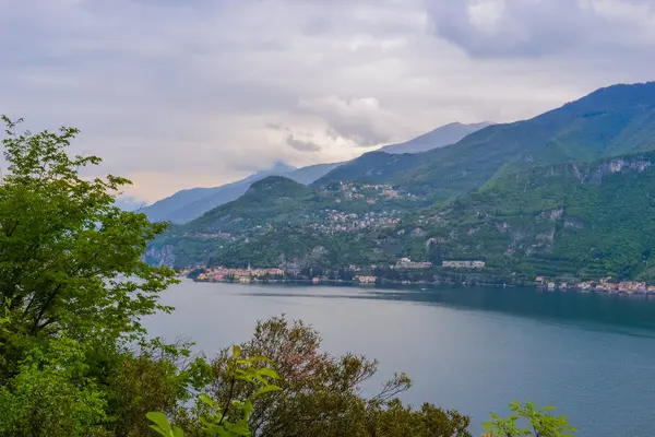 Como Gölü manzarası, göl yüzeyi ve görkemli dağlar.