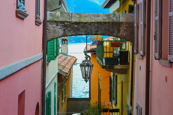İtalya, Varenna, 22.04.2024: Como Gölü üzerinde küçük evleri ve dar sokakları olan renkli bir kasaba