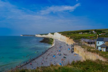 Sahildeki ve denizdeki manzarayla uçurumun tepesine çık.