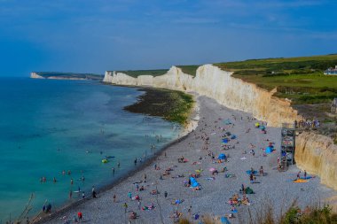 Sahildeki ve denizdeki manzarayla uçurumun tepesine çık.