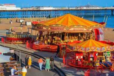 İngiltere, Brighton, 18.07.2023: Restoranlar ve atlıkarıncalarla gezinme manzarası