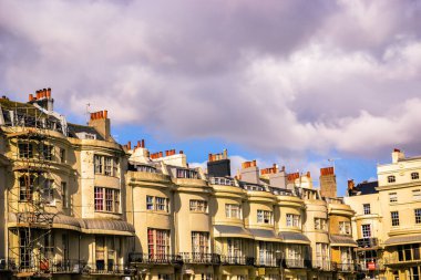 İngiltere, Brighton, 25.02.2023: Brighton 'daki Regency Meydanı. Hükümdarlık döneminde Birleşik Krallık 'ta inşa edilen klasik binalar 19. yüzyılın başlarını siliyor.