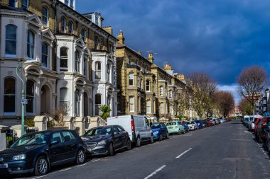 Brighton, İngiltere, 25.02.2023: 'Palmeira Meydanı' Hove 'da 19. yüzyılın ortalarında yapılmış bir yerleşim yeridir. Ana mağazalara ve binalara bakın