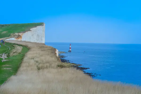 Sahildeki ve denizdeki manzarayla uçurumun tepesine çık.