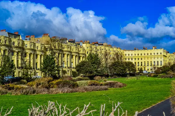 Hove, UK, 25.02.2023: Brighton ve Hove şehir mimarisi, Viktorya dönemi evleri