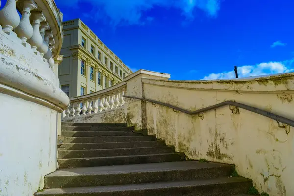 Brighton, İngiltere, 25.02.2023: 'Palmeira Meydanı' Hove 'da 19. yüzyılın ortalarında yapılmış bir yerleşim yeridir. Ana mağazalara ve binalara bakın