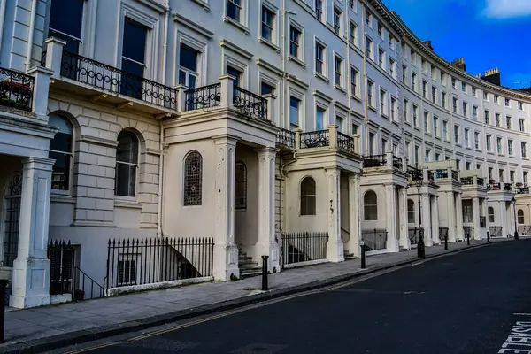 Brighton, İngiltere, 25.02.2023: 'Palmeira Meydanı' Hove 'da 19. yüzyılın ortalarında yapılmış bir yerleşim yeridir. Ana mağazalara ve binalara bakın