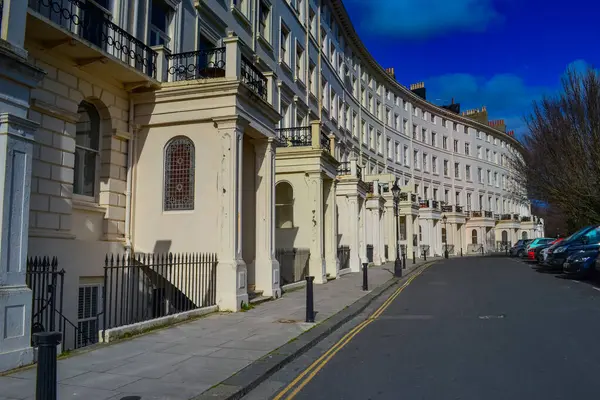 Brighton, İngiltere, 25.02.2023: 'Palmeira Meydanı' Hove 'da 19. yüzyılın ortalarında yapılmış bir yerleşim yeridir. Ana mağazalara ve binalara bakın