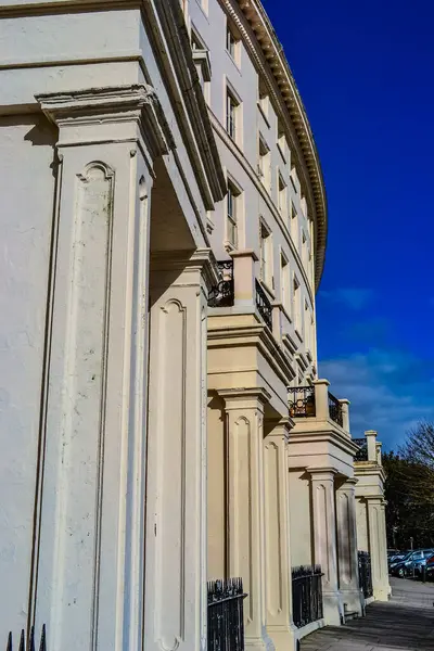 Brighton, İngiltere, 25.02.2023: 'Palmeira Meydanı' Hove 'da 19. yüzyılın ortalarında yapılmış bir yerleşim yeridir. Ana mağazalara ve binalara bakın