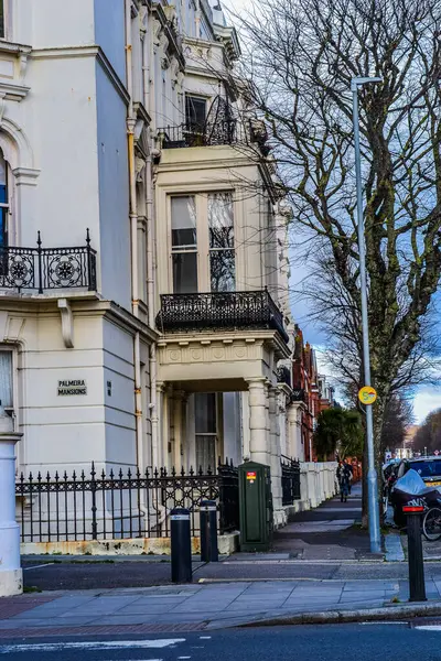 Brighton, İngiltere, 25.02.2023: 'Palmeira Meydanı' Hove 'da 19. yüzyılın ortalarında yapılmış bir yerleşim yeridir. Ana mağazalara ve binalara bakın