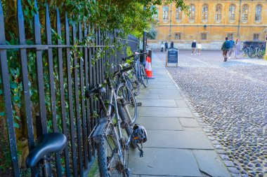 Resimdeki Radcliffe Kamerası, Bodleian Kütüphanesi 'nin ek okuma odalarına ev sahipliği yapıyor.
