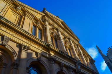İngiltere, Oxford, 21.03.2023: Clarendon Binası Broad Caddesi, Oxford, İngiltere, Bodleian Kütüphanesi ve Sheldonian Tiyatrosu 'nun yanında ve şehir merkezine yakın.