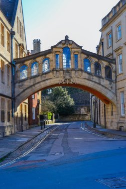 Birleşik Krallık, Oxford, 23.03.2023: Hertford Köprüsü, sıklıkla İç Çekiş Köprüsü olarak adlandırılır, İngiltere 'de New College LaneOxford' da Hertford Üniversitesi 'nin iki bölümüne askyway ile katılır..