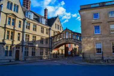 Birleşik Krallık, Oxford, 23.03.2023: Hertford Köprüsü, sıklıkla İç Çekiş Köprüsü olarak adlandırılır, İngiltere 'de New College LaneOxford' da Hertford Üniversitesi 'nin iki bölümüne askyway ile katılır..