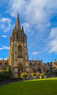 İngiltere, Oxford, 19.03.2023: Burası Oxford kütüphanesinin en eski kütüphanesinin hemen önünde yer alan St. Mary Üniversitesi Kilisesi.