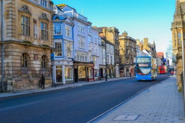 Birleşik Krallık, Oxford, 23.03.2023: Oxford şehri ve eski taşlı sokakların manzarası binalar ve ortaçağ mimarisi.