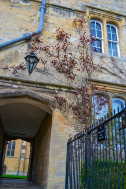 Oxford sokakları, bahçeli şapelin kemerli girişine bakın..