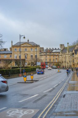 Birleşik Krallık, Oxford, 23.03.2023: Oxford şehri ve eski taşlı sokakların manzarası binalar ve ortaçağ mimarisi.