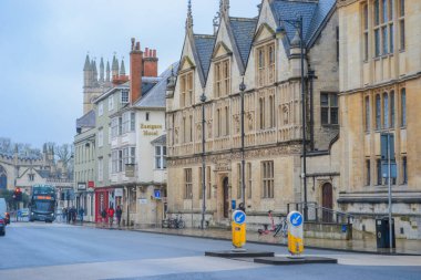 Birleşik Krallık, Oxford, 23.03.2023: Oxford şehri ve eski taşlı sokakların manzarası binalar ve ortaçağ mimarisi.